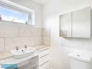 Shower room- click for photo gallery